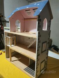 Casetta in legno con areddi in legno