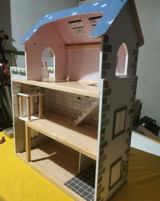 Casetta in legno con areddi in legno
