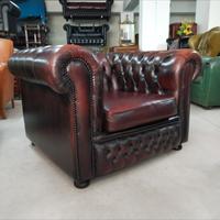 Poltrone e divani Chesterfield inglesi originali 