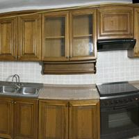 Cucina in legno rovere con ripiani in marmo