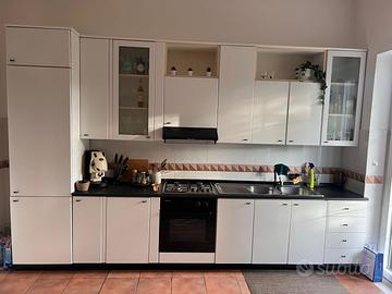 Cucina lineare con elettrodomestici