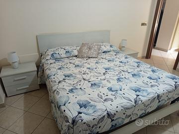 Letto matrimoniale ed accessori