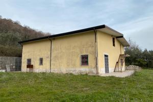 Casa su due livelli e terreni cda Piede del Monte