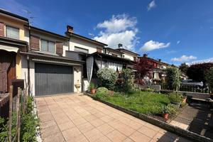 VILLA A SCHIERA CENTRALE A MONTE CREMASCO