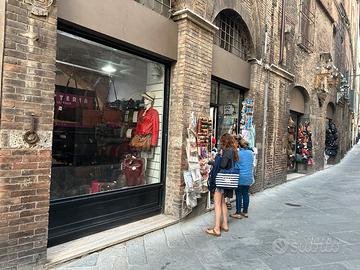 In centro a Siena, negozi in posizione ottima