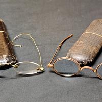 Coppia di antichi occhiali fine '800 con custodie 
