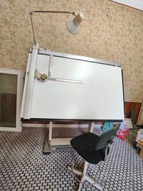 TAVOLO DA DISEGNO CON TECNIGRAFO, LAMPADA E SEDIA