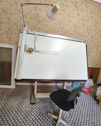 TAVOLO DA DISEGNO CON TECNIGRAFO, LAMPADA E SEDIA