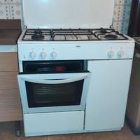 Cucina a gas 4 fuochi, con forno elettrico.