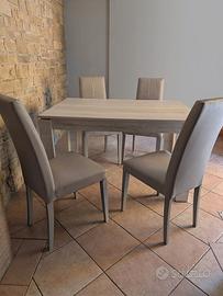 tavolo allungabile colore rovere chiaro e 4 sedie