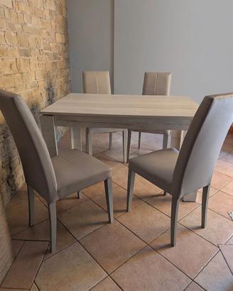 tavolo allungabile colore rovere chiaro e 4 sedie