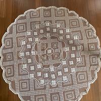 Tovaglia o centrotavola in pizzo ricamato