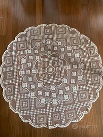 Tovaglia o centrotavola in pizzo ricamato
