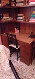 Scrivania in legno con cassettiera 