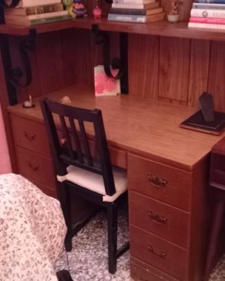 Scrivania in legno con cassettiera 