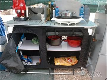 Cucina da campeggio come nuova
