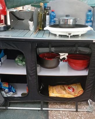 Cucina da campeggio come nuova