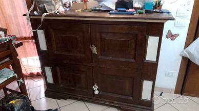 Mobile credenza in stile, non antico ma ha 35 anni