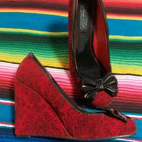 Décolleté con zeppa della “Iron Fist Girls”.