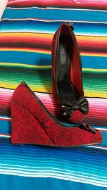 Décolleté con zeppa della “Iron Fist Girls”.