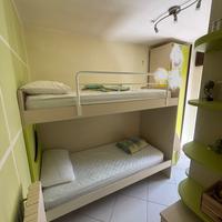 Cameretta letti a castello, scrivania e armadio