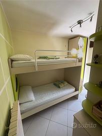 Cameretta letti a castello, scrivania e armadio