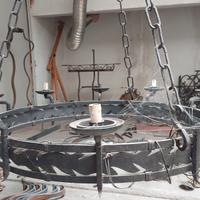 Antichi lampadari e opere d'arte in ferro battuto