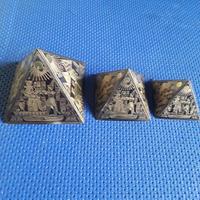 3 statuette piramidi 