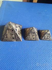 3 statuette piramidi 