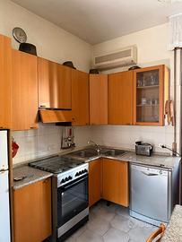 Cucina ad angolo e mobili