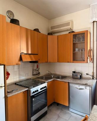 Cucina ad angolo e mobili