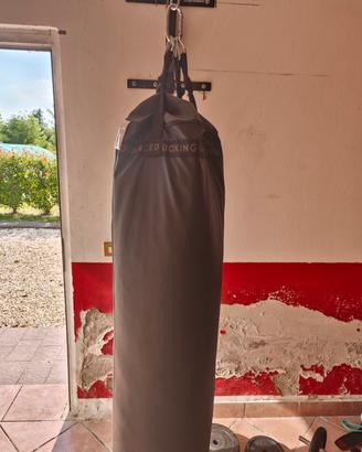 palestra con sacco da boxe