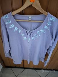 Maglia viola con collo tutto intorno  con stampe