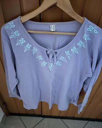 Maglia viola con collo tutto intorno  con stampe