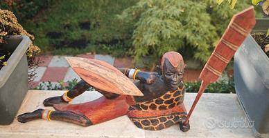 statua raffigurante guerriero masai 
