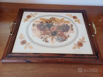 vassoio con fiori essiccati