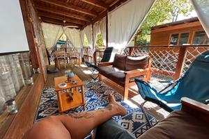 Casetta in legno con veranda e roulotte