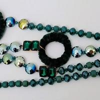 Collana con pietre sintetiche verde scuro.