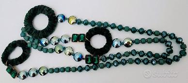 Collana con pietre sintetiche verde scuro.
