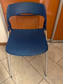 Sedia pieghevole salvaspazio blu e metall