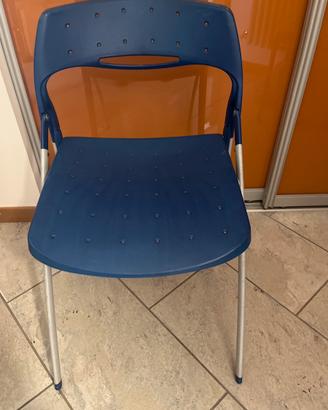 Sedia pieghevole salvaspazio blu e metall