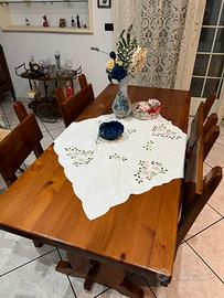 Tavolo e credenza