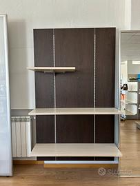 Parete attrezzata in legno con mensole regolabili