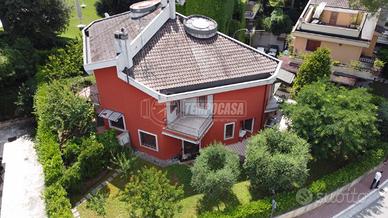 VILLA CON GARAGE E GIARDINO!!!!