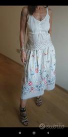 Gonna ricamata con un motivo floreale