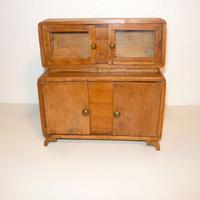 Credenzina a quattro ante, per casa delle bambole