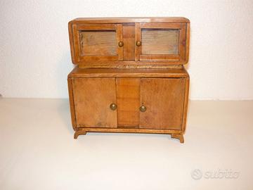 Credenzina a quattro ante, per casa delle bambole