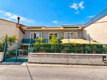 VILLA SU UN LIVELLO ZONA NAZIONALE-CURTI