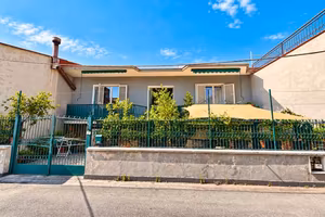 VILLA SU UN LIVELLO ZONA NAZIONALE-CURTI