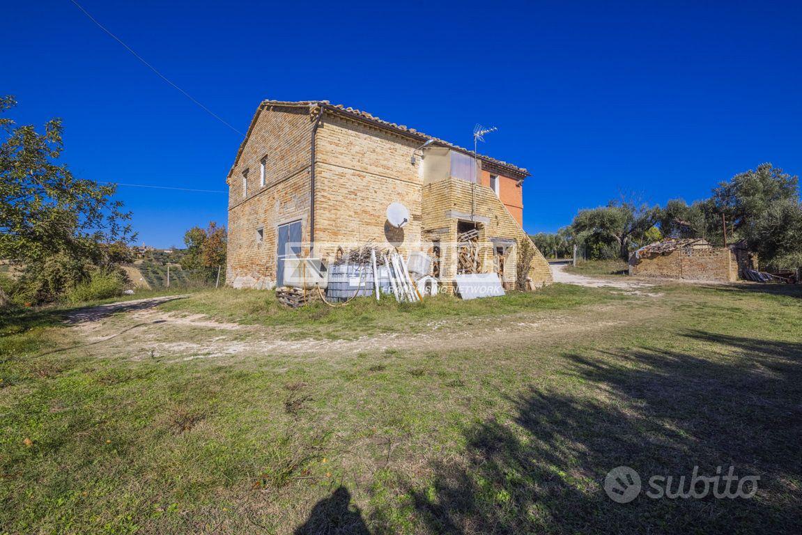 Casale panoramico con annessi e terreno agricolo - Vista 3